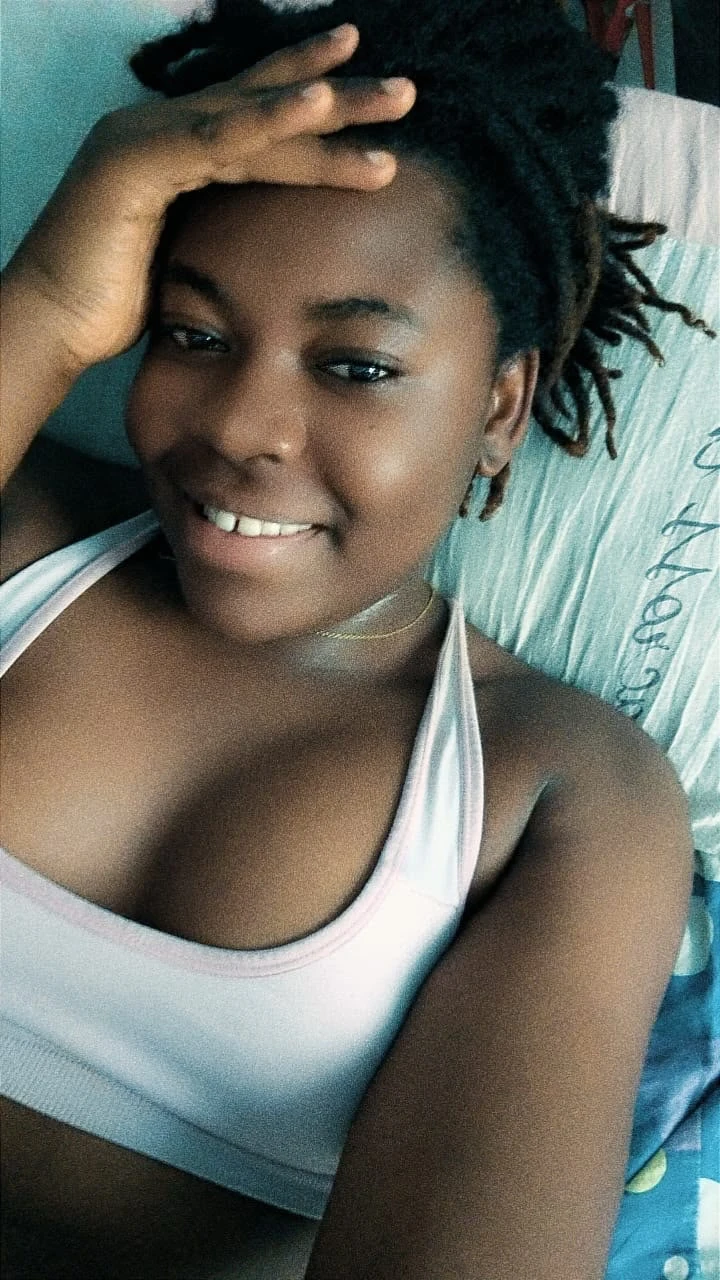 Sika Reine souriante sur un selfie