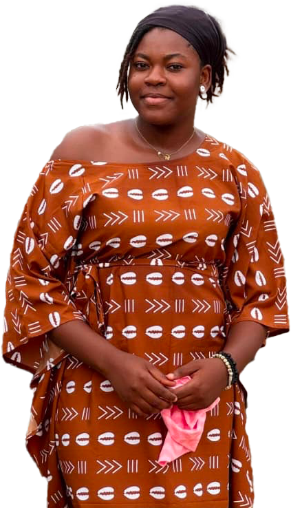 Sika Reine debout, portant une tenue marron à motifs