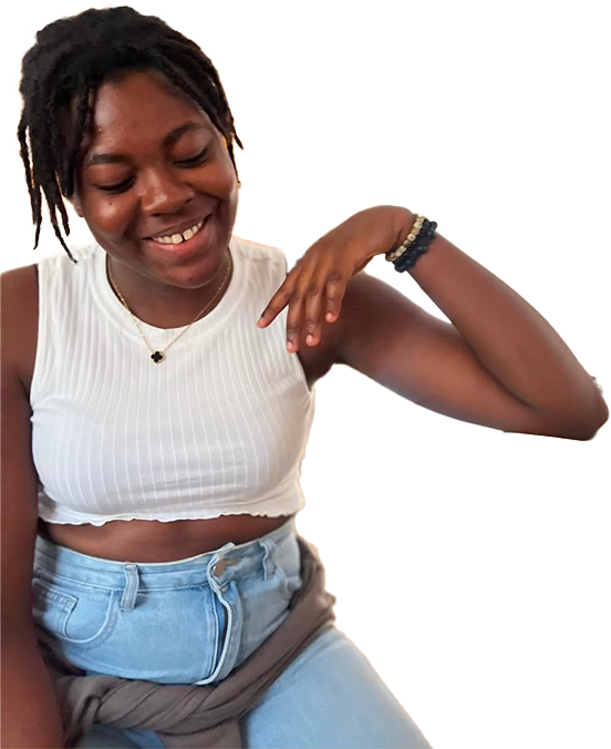 Sika Reine souriante, dans un haut blanc